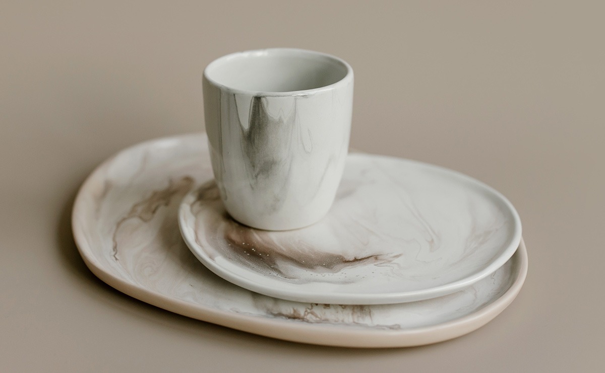 Taza y platos de cerámica gres con veteado natural, técnica artesanal — Moretto Cerámica