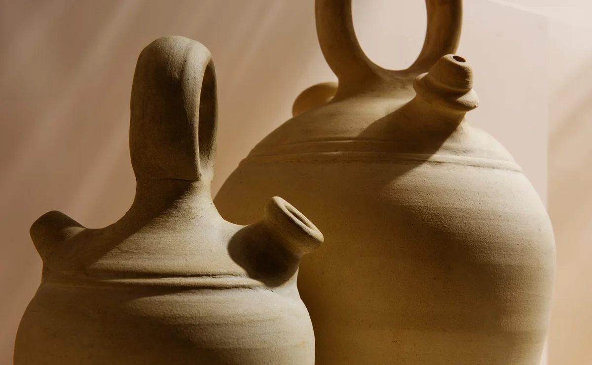 Vasijas de arcilla cruda, huellas en el tiempo historia de la cerámica gres — Moretto Cerámica
